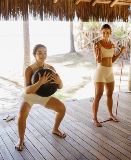 Duas mulheres se movimentando em um espaço aberto